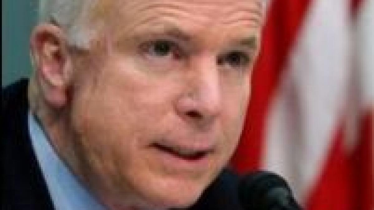 john mccain intrerupt de protestatari in timpul unui discurs