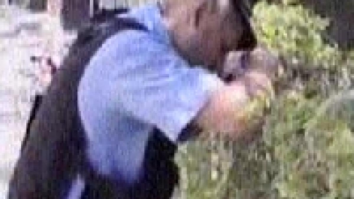 politist comunitar filmat in timp ce se impleticea pe drumul spre casa