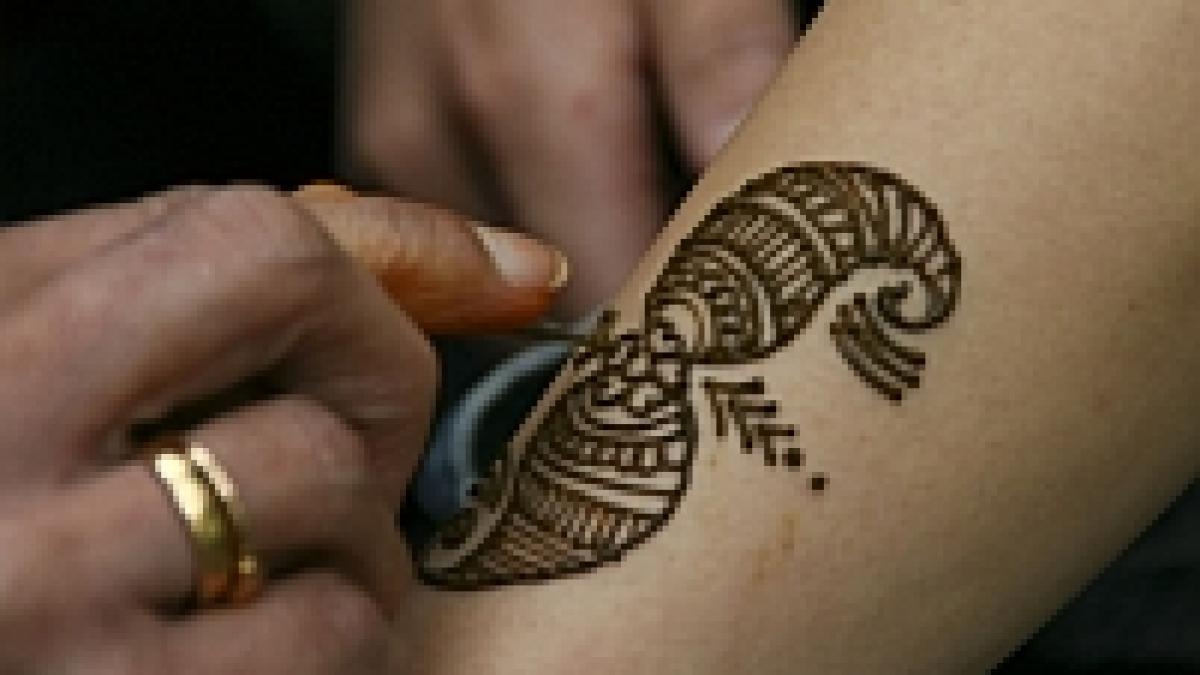 ministerul sanatatii avertizeaza tatuajele cu henna neagra extrem de periculoase