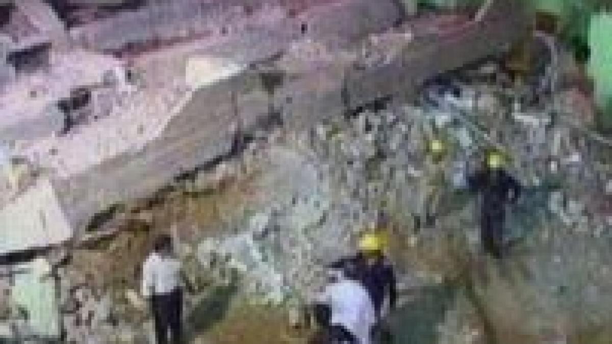 pakistan sapte oameni au murit dupa ce cladirea in care locuiau s a prabusit