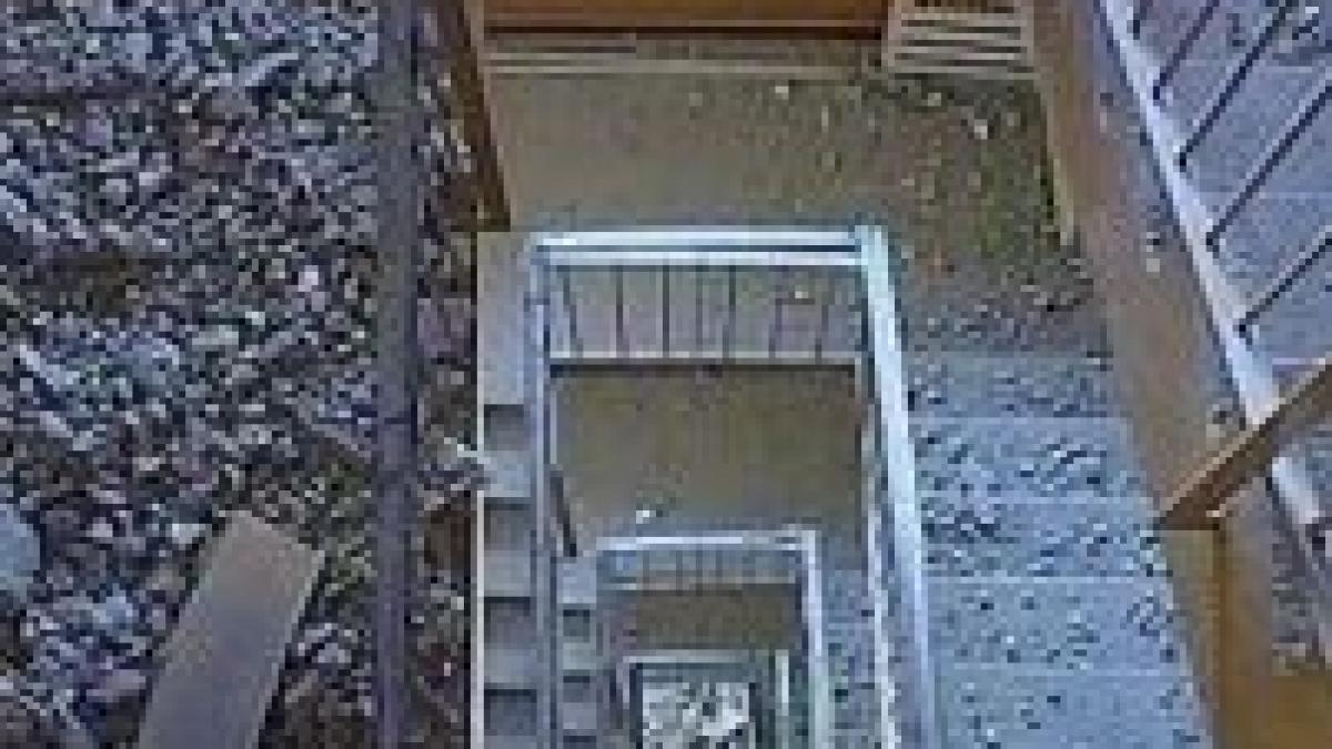 dorel loveste din nou tavanul unui bloc s a prabusit dupa ce muncitorii au luat pauza