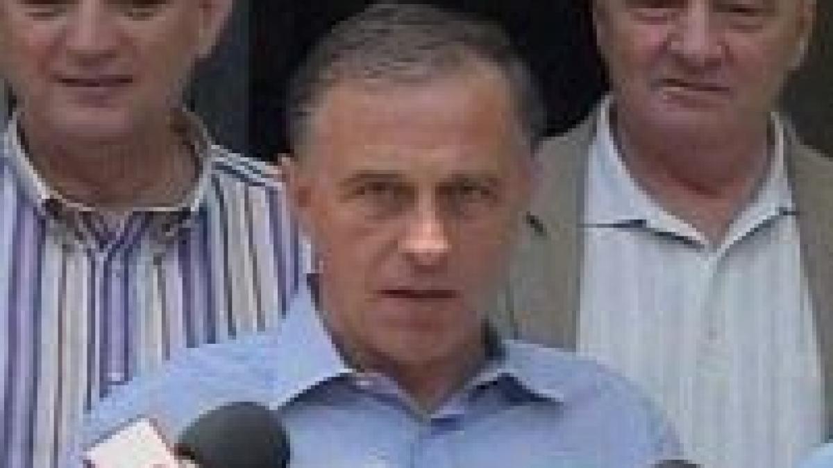 ecologistul geoana si a mustrat soferul ca il asteapta cu motorul aprins