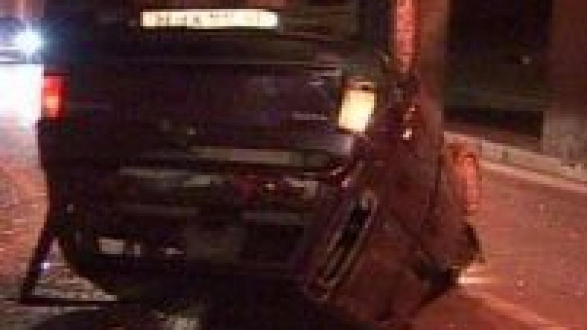 o femeie a scapat cu viata dupa ce s a rasturnat cu masina in pasajul unirii