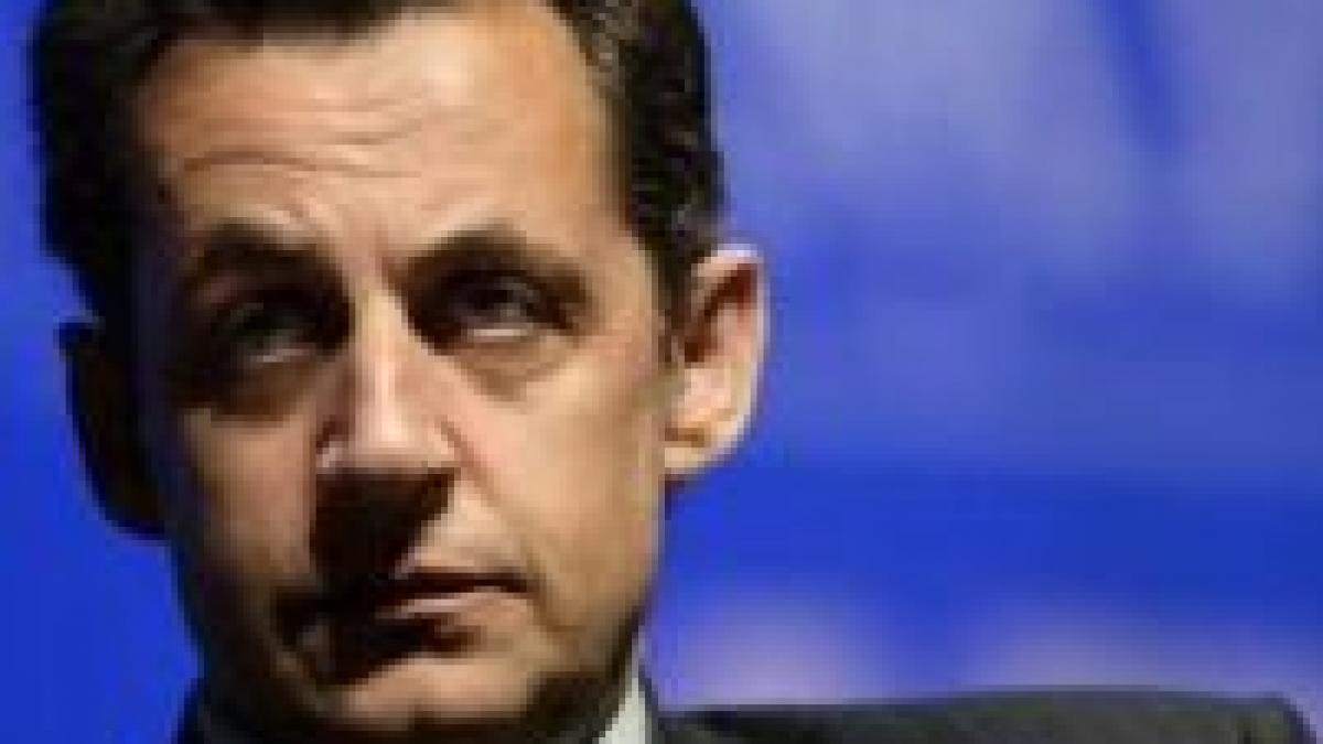 sarkozy mustrat pentru ca va participa la ceremonia de deschidere a j o
