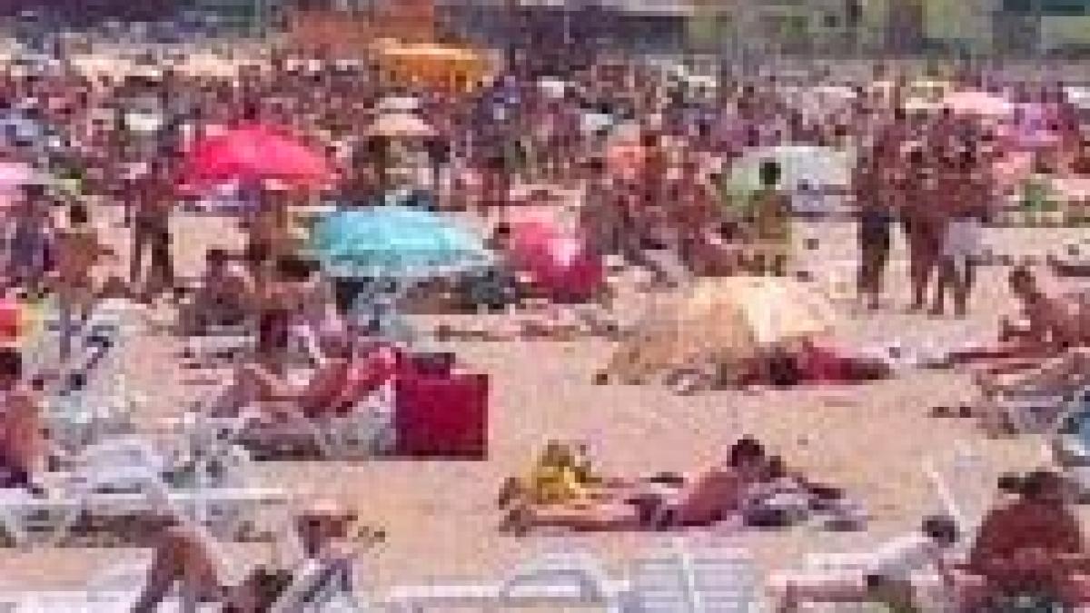 turistii au transformat litoralul romanesc intr o uriasa scrumiera