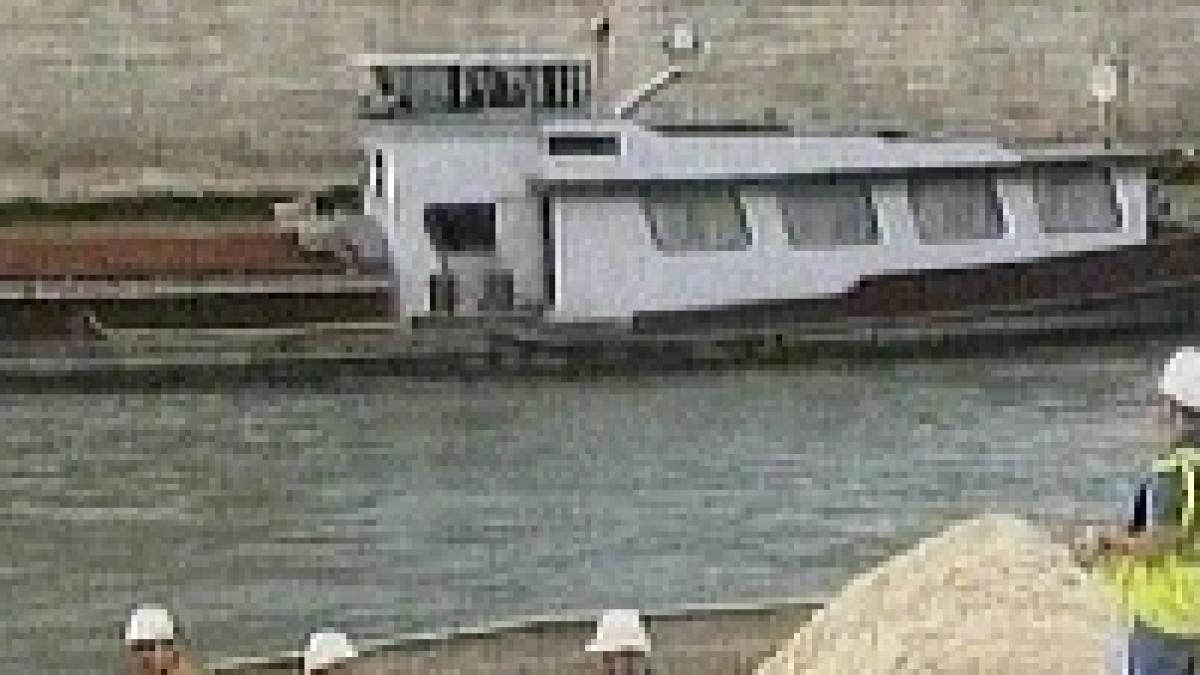 plaja urbana primaria parisului a inceput amenajarea unei plaje pe malurile senei