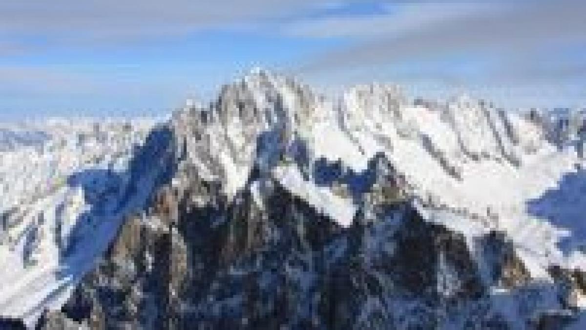sase alpinisti romani au fost surprinsi de o avalansa pe masivul mont blanc