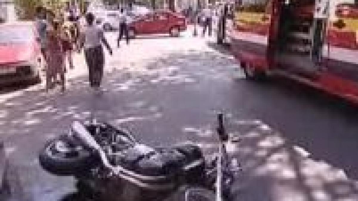 bucuresti un motociclist spulberat de un autoturism care a trecut pe rosu