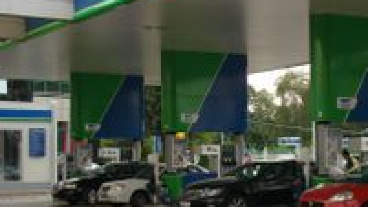 petrom si omv ieftinesc benzina si motorina cu 8 bani respectiv 6 bani pe litru