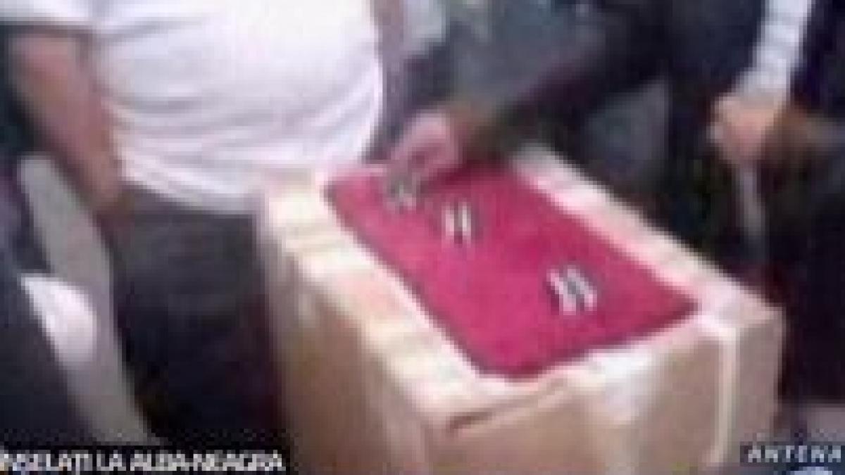 un grup de romani filmat inseland englezii la alba neagra in centrul londrei