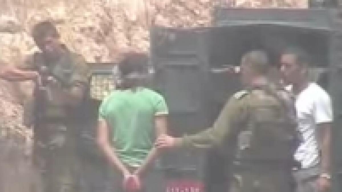 un soldat israelian a fost filmat in timp ce impusca un prizonier palestinian video