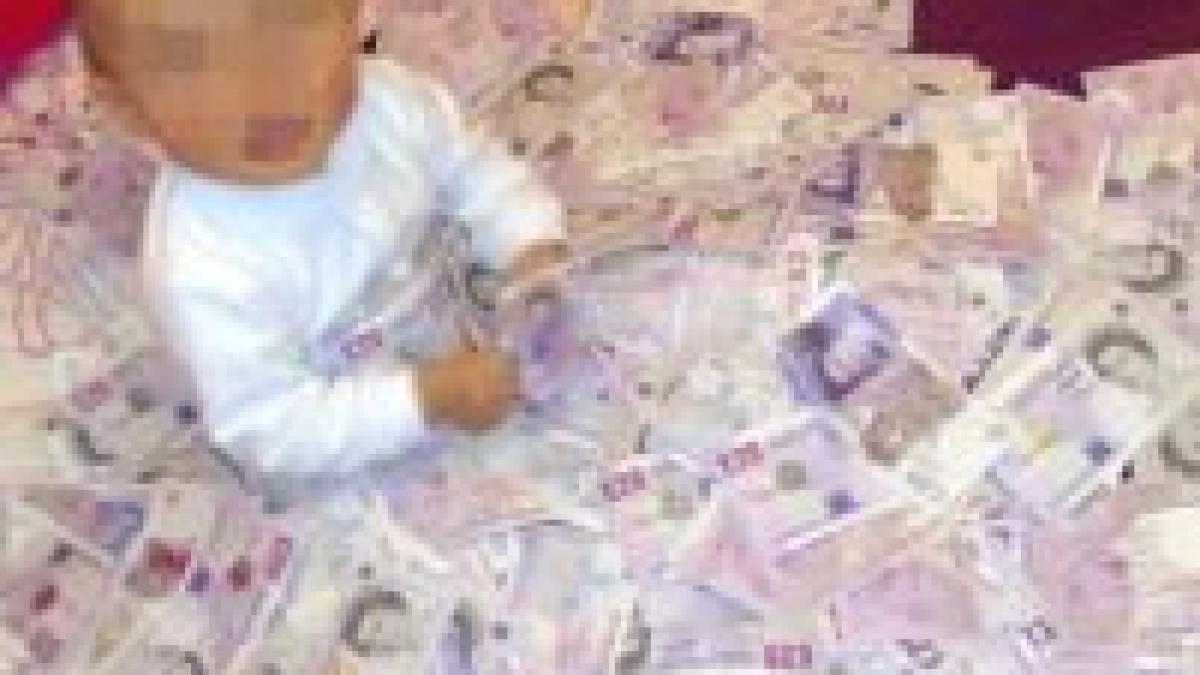 un hot roman din marea britanie si a pozat copilul pe un maldar de bancnote furate