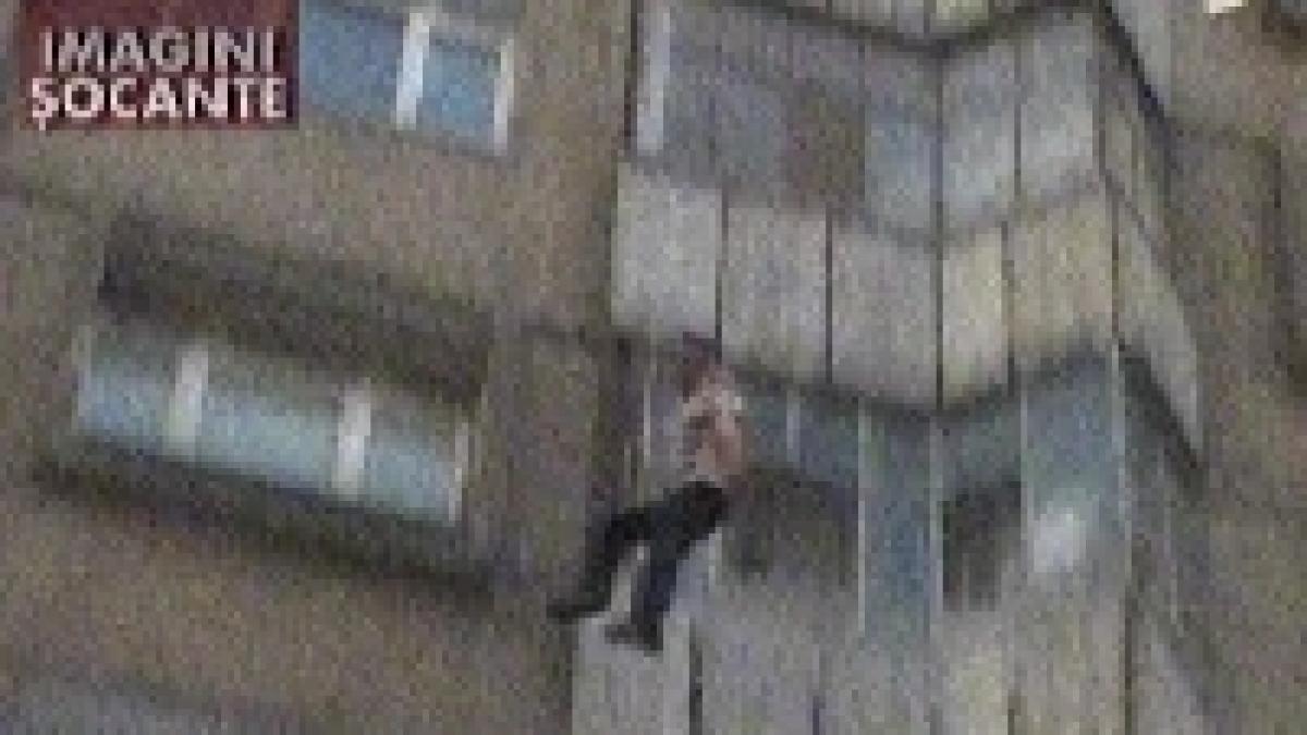 cluj un barbat a cazut in gol de la etajul sase aterizand langa salteaua de protectie video