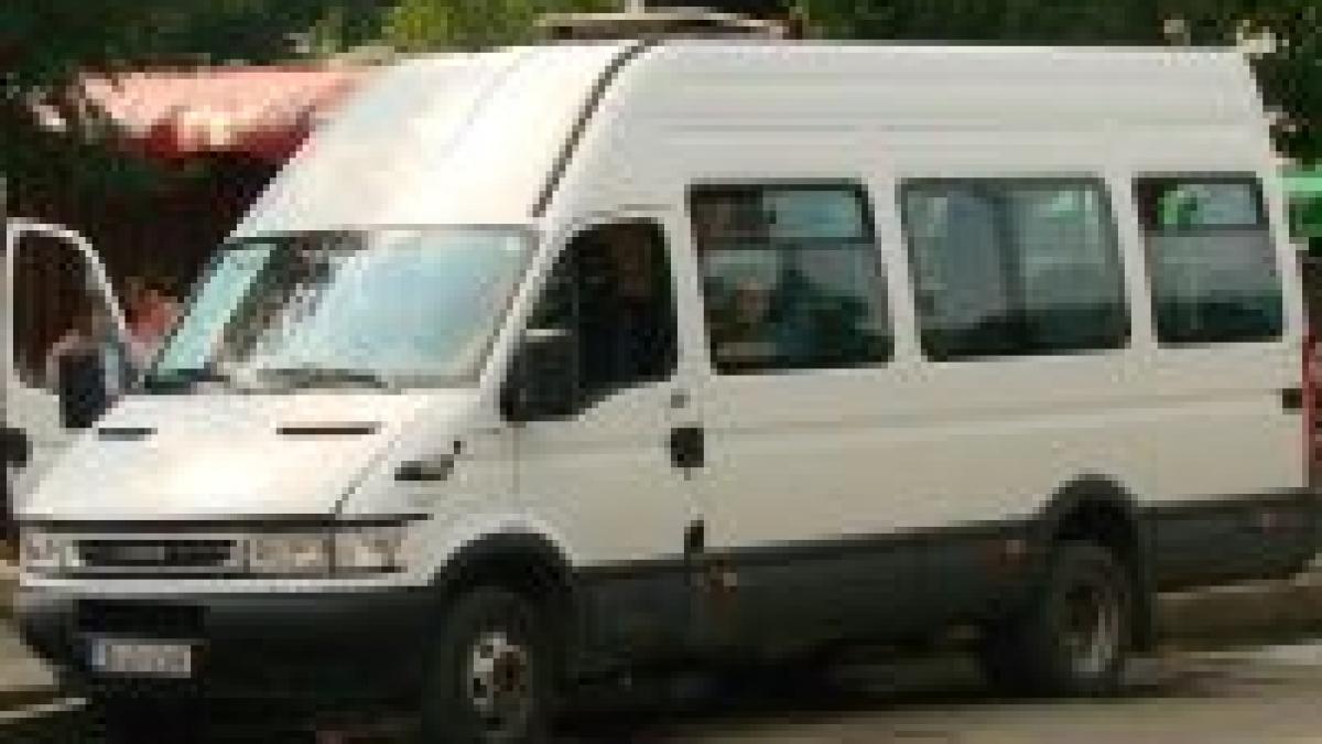 accident de microbuz pe dn 11 in dreptul localitatii harman cinci persoane au fost ranite