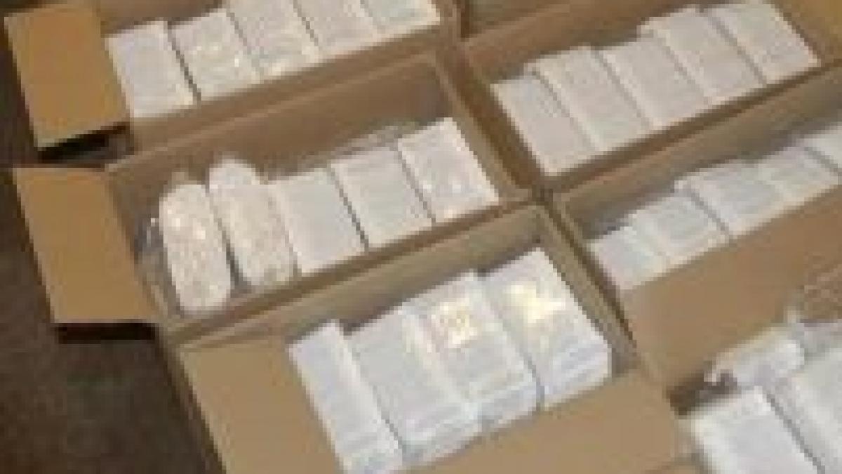 arad vamesii au capturat 450 000 de pachete de tigari ascunse intr un tir cu legume