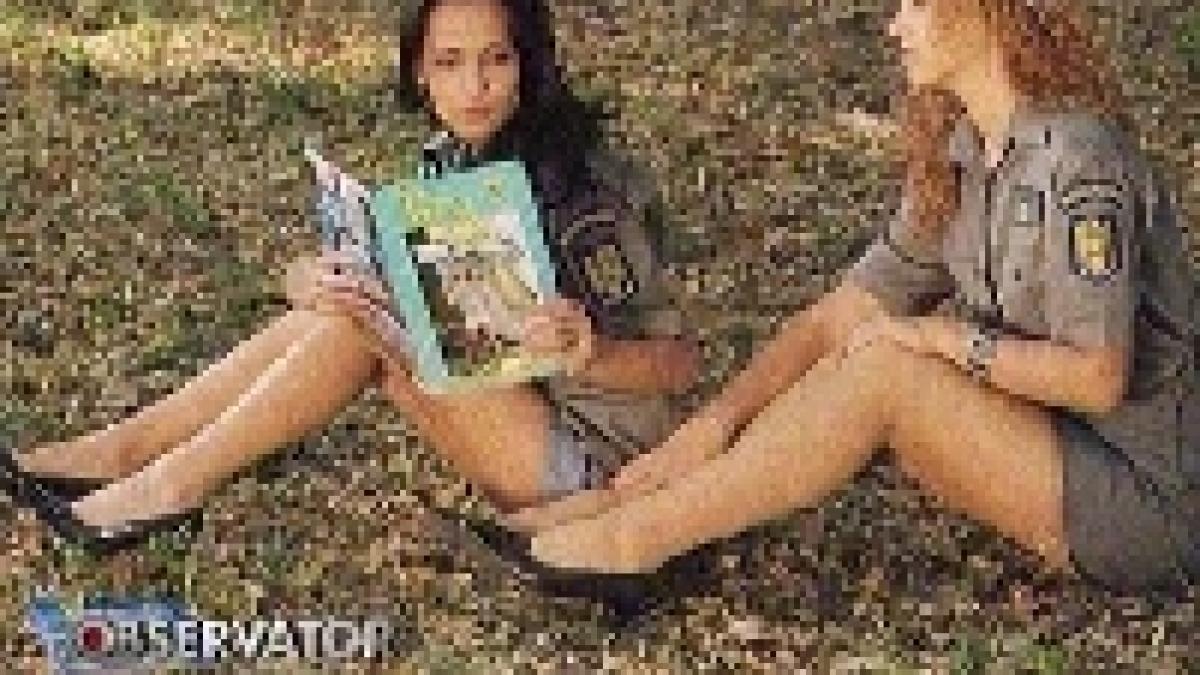 uniforme fierbinti intr un calendar sexy pentru politistii care stau la birou