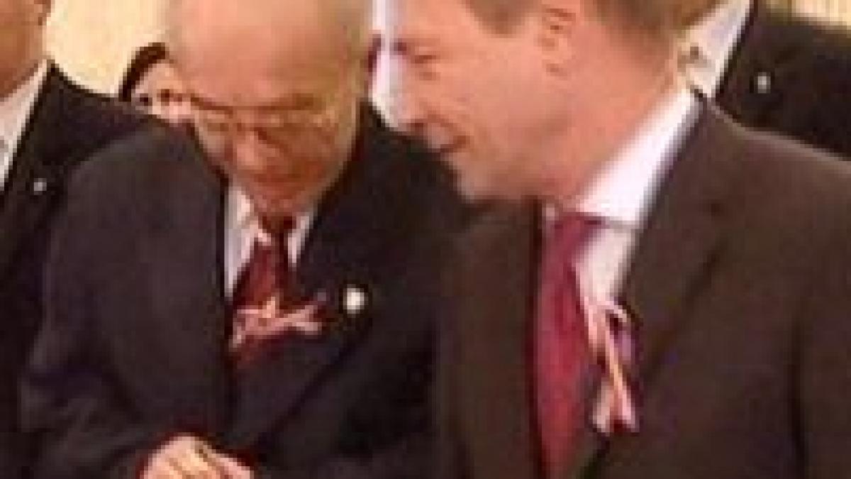 basescu l a rugat pe vacaroiu sa vegheze la functia prezidentiala cat e el plecat in china