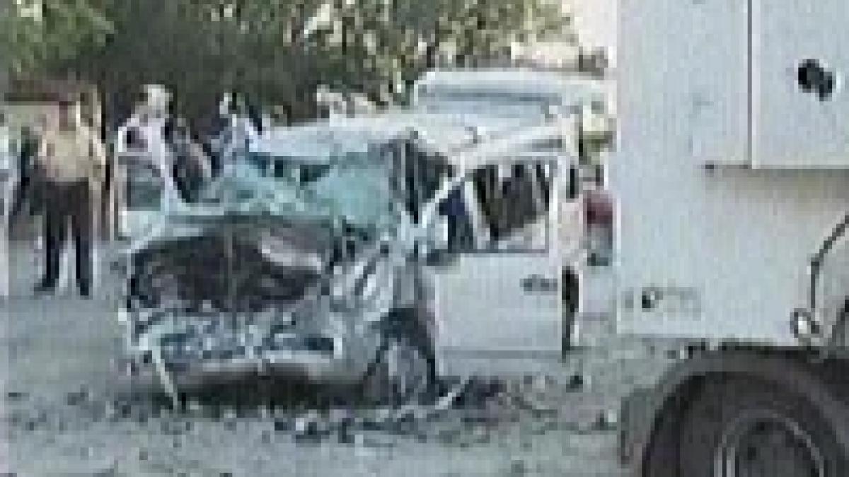 dambovita un mort si sapte raniti dupa ce un microbuz a fost lovit de un tir