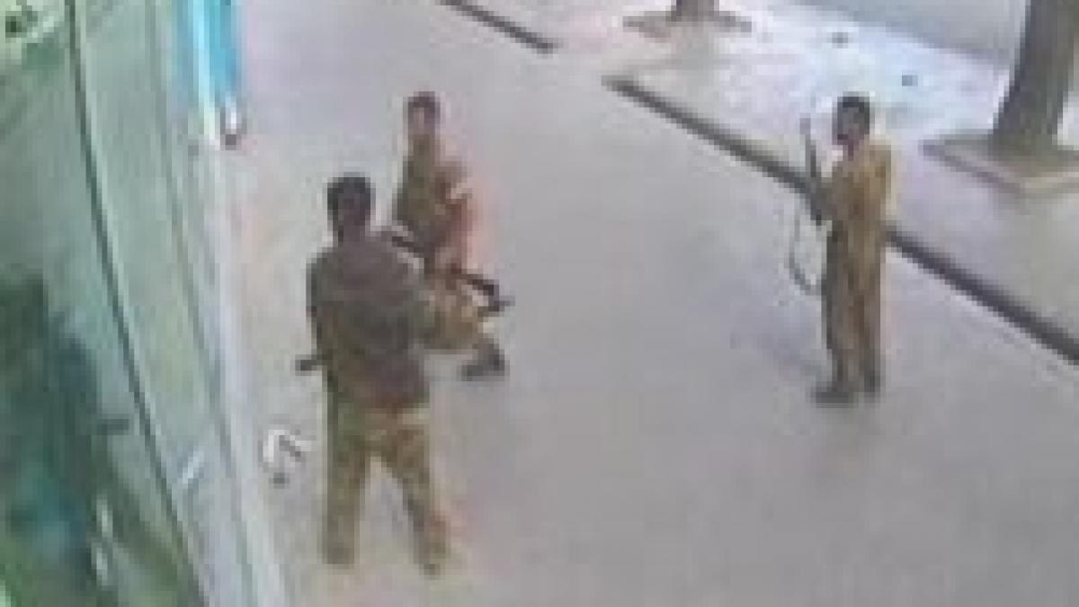 soldati rusi surprinsi de camerele de supraveghere jefuind o banca din orasul gori