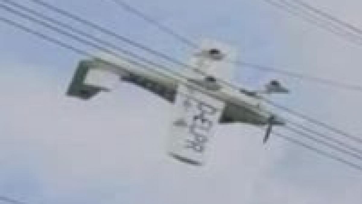 germania doi oameni salvati dintr un avion care s a incurcat in firele de inalta tensiune video