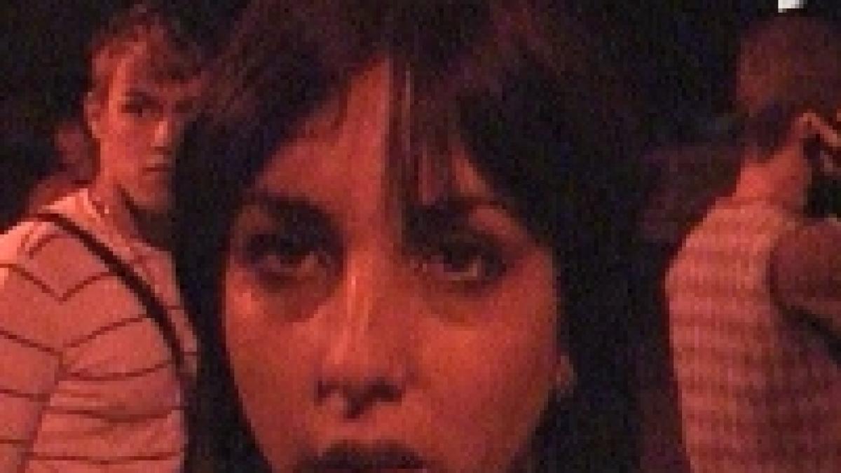 in loc sa desparta doua fete care sa paruiau tatal uneia dintre ele a impartit si el pumni