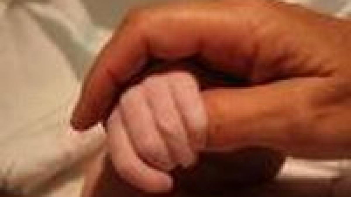 copil de 4 ani ucis de femeia care il ingrijea dupa ce i a sectionat organele genitale cu foarfeca