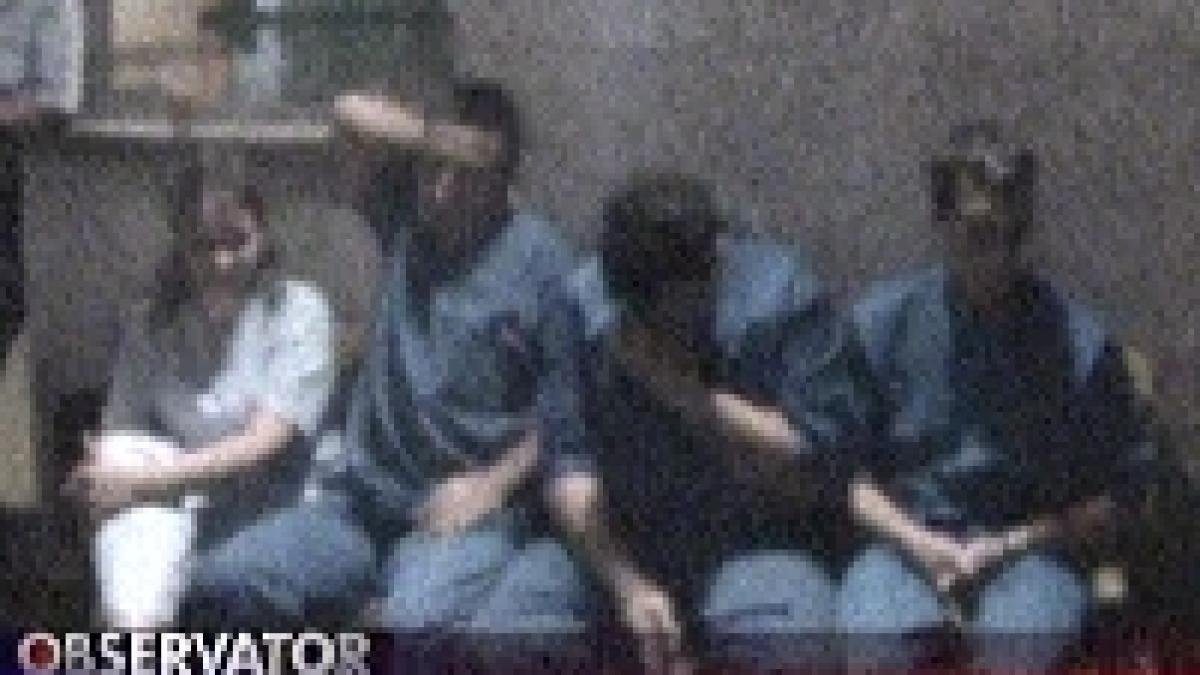 femeie bolnava psihic prilej de distractie pentru medici asistente si brancardieri