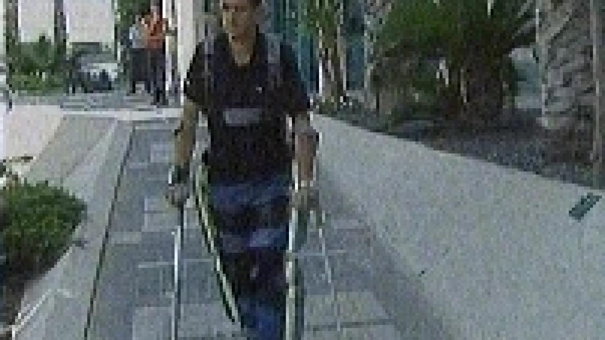ReWalk. Costumul care îi ajută pe cei paralizaţi să meargă şi să urce scări