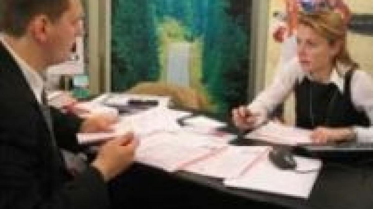 romanii s au imprumutat mai putin si au economisit mai mult in ultimul an