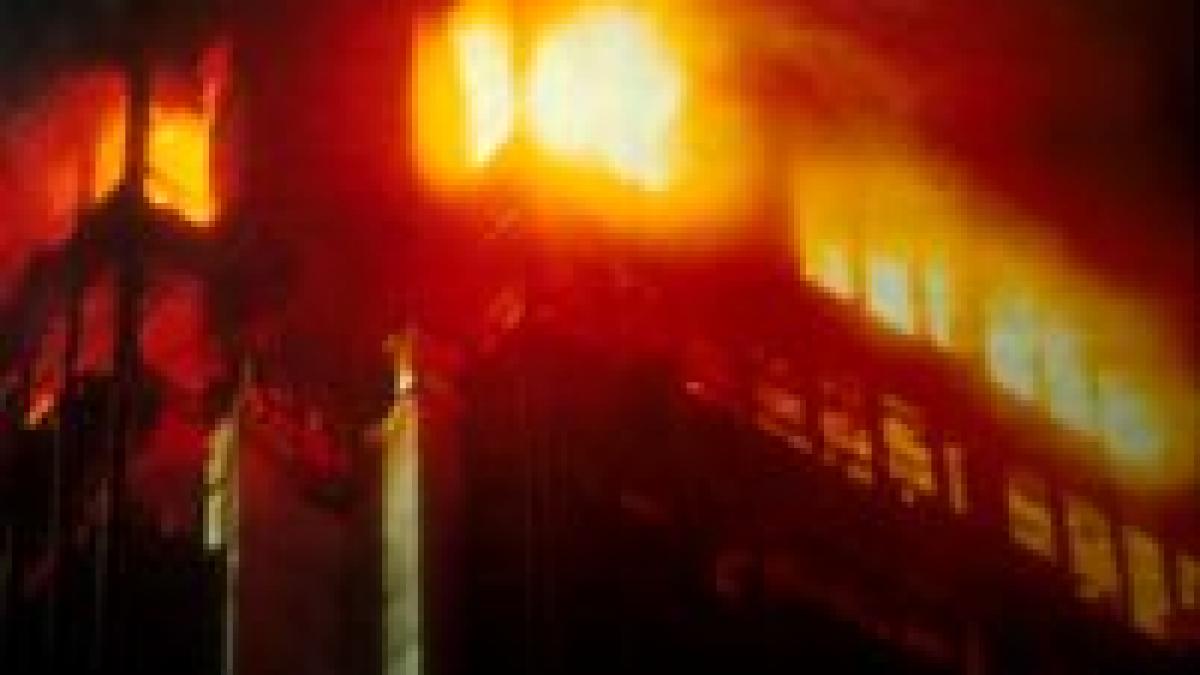 targu jiu cladire cuprinsa de flacari in urma unei explozii