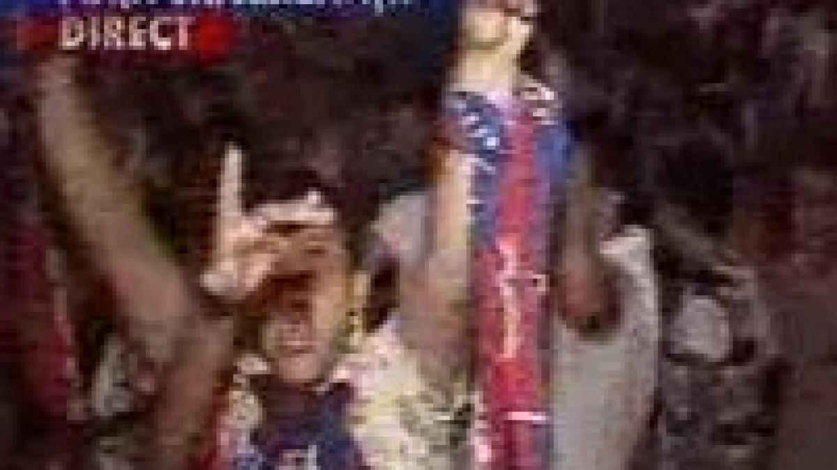 sarbatoare in piata universitatii din bucuresti suporterii se bucura de victoria stelei