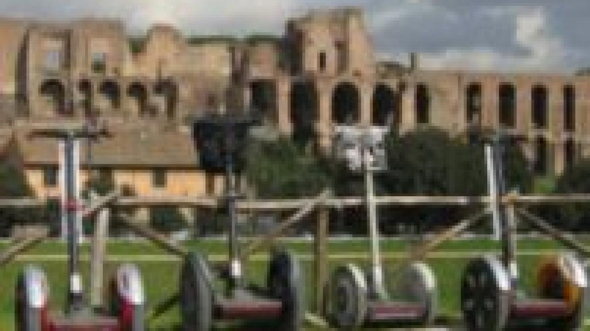 la roma turistii pe trotinete sunt coordonati de o romanca
