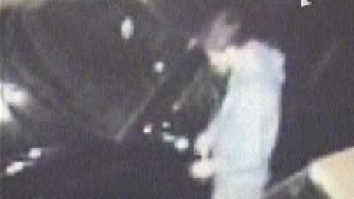 arad un tanar filmat in timp ce fura oglinda unei masini de lux video