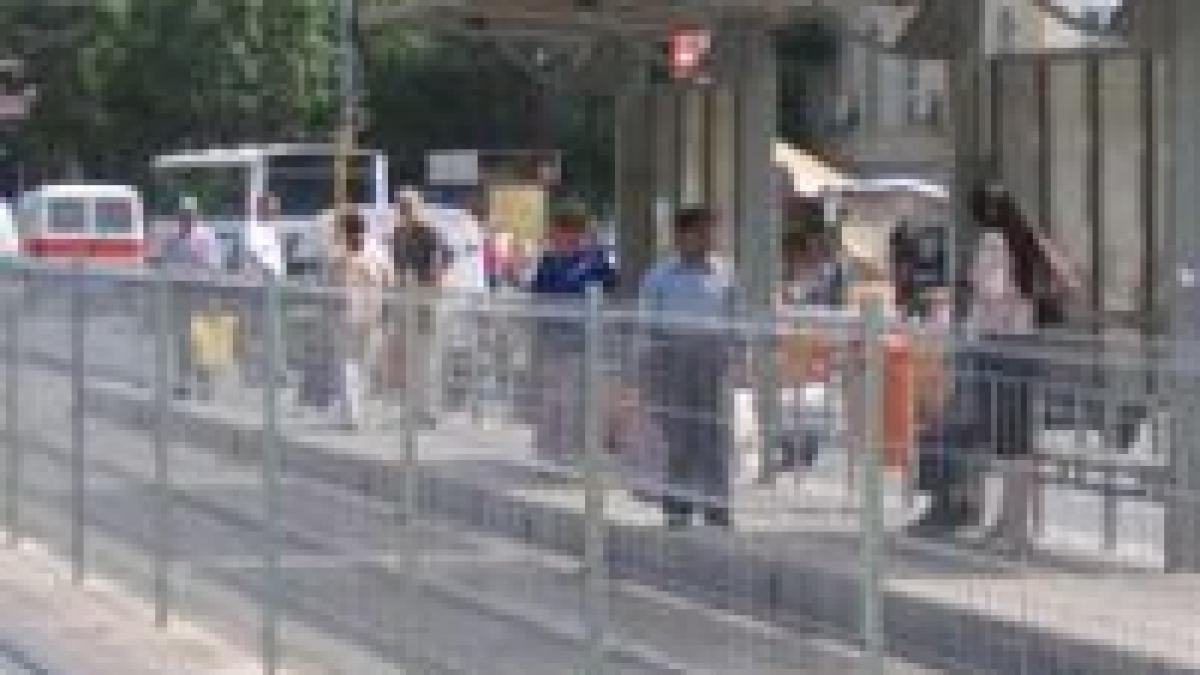 tramvaiul 36 a retezat joi piciorul unui barbat in statia baia de arama video