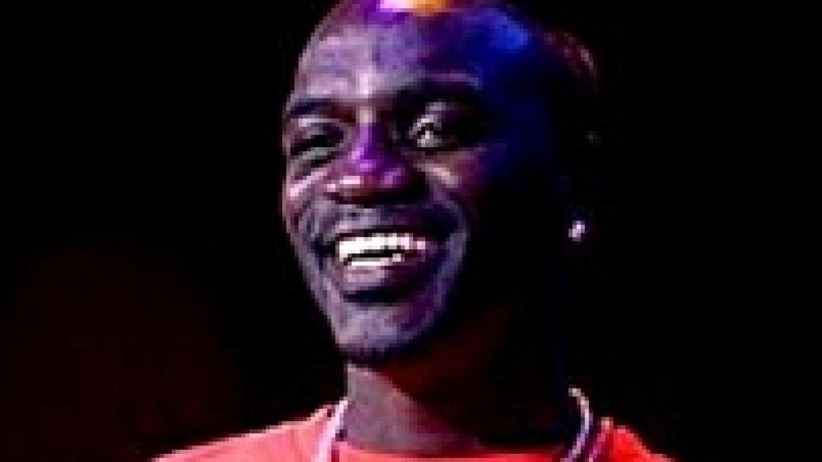 akon comportament de puscarias pe scena a lovit doua fete cu pumnii video