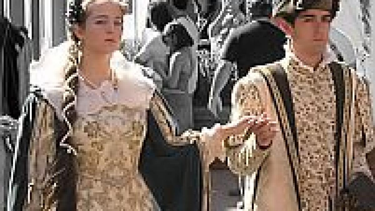 solistul trupei hara se casatoreste in stil medieval