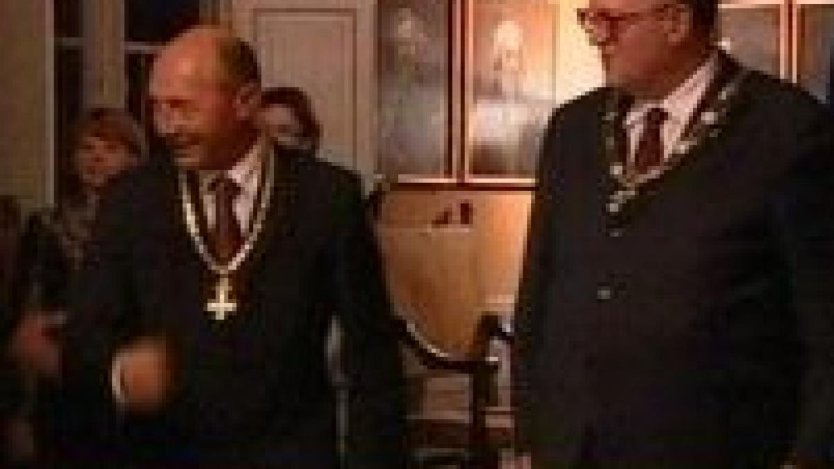traian basescu decorat de cavalerii maltezi