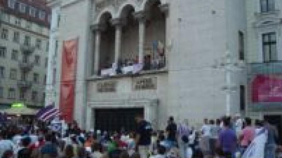 continua protestele 10 000 de suporteri timisoreni au manifestat in piata operei