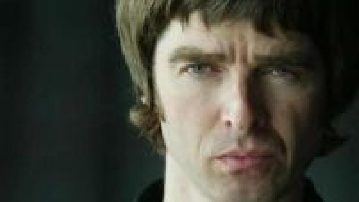 noel gallagher solistul de la oasis atacat pe scena in timpul unui concert video