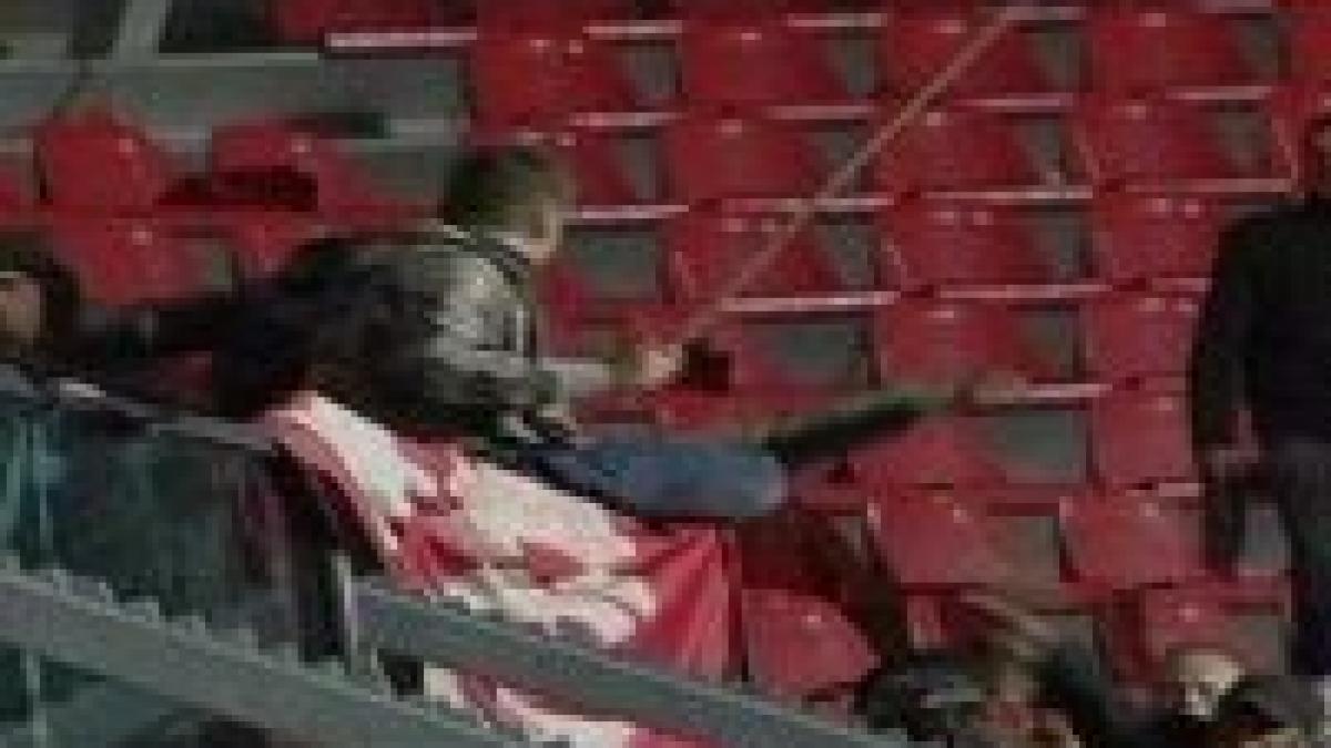 dinamo risca suspendarea din uefa dupa ce suporterii s au batut in olanda video