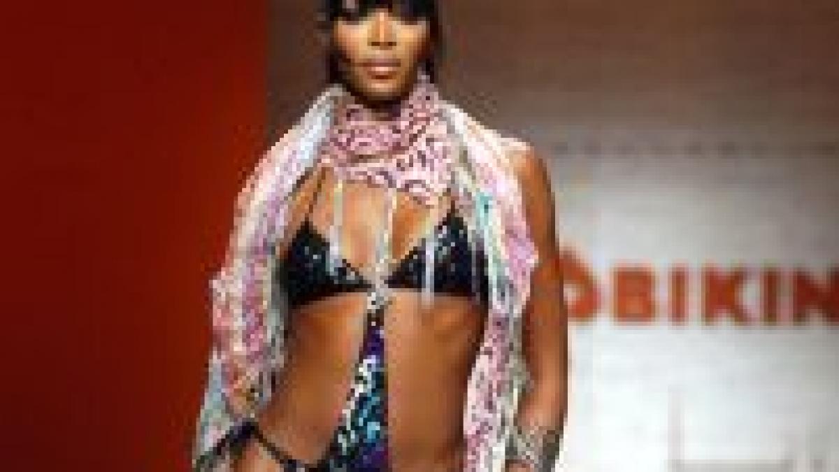 naomi campbell gazda unei prezentari de moda in scopuri de binefacere