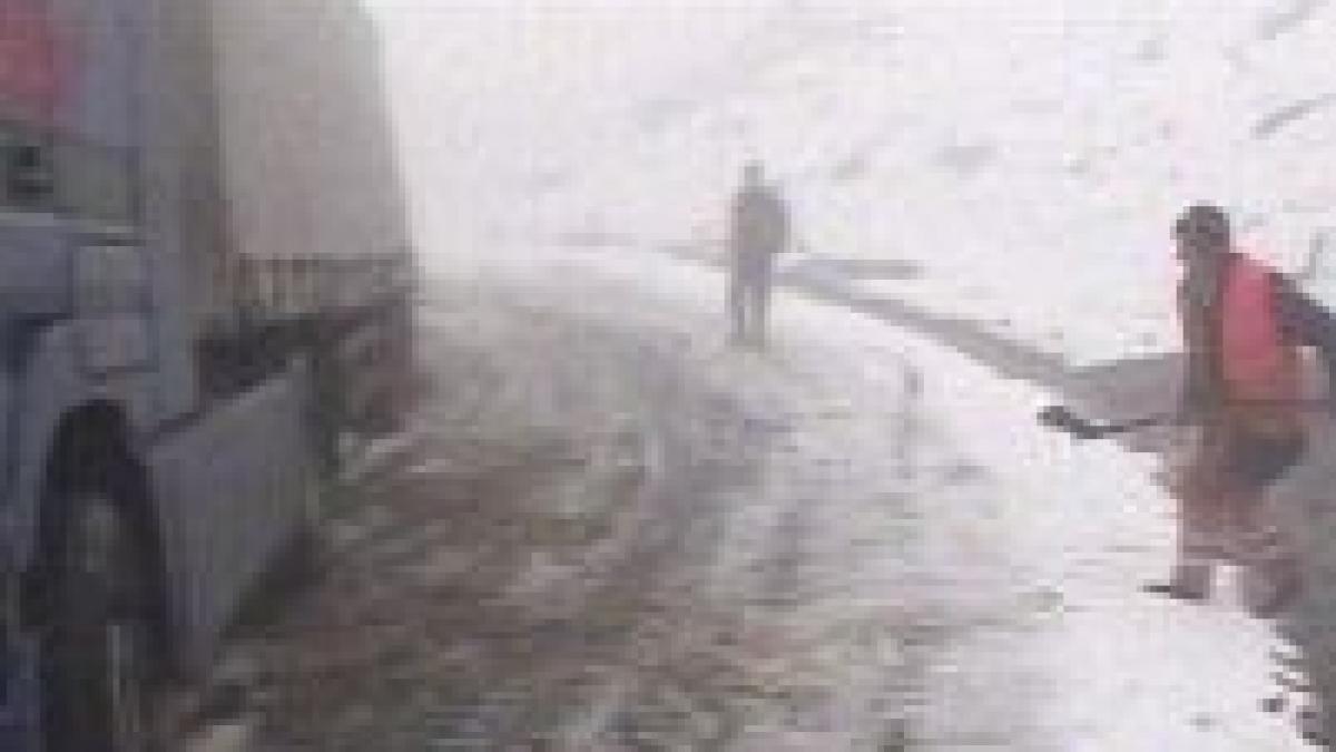 zapada in toata regula in parang si la balea lac drumurile ar putea fi inchise