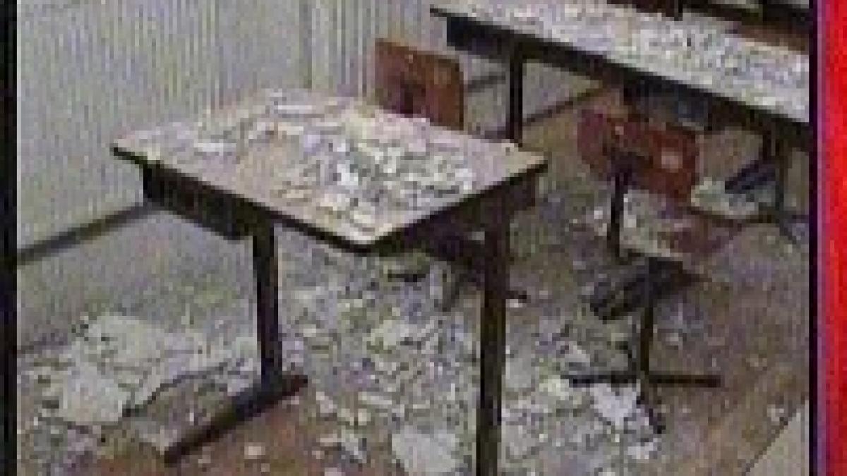 primele victime ale santierelor din scoli tavanul unei clase a cazut peste trei copii video