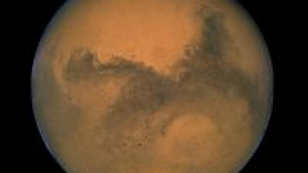 ninge pe marte au fost descoperite cristale de gheata pe solul planetei rosii foto