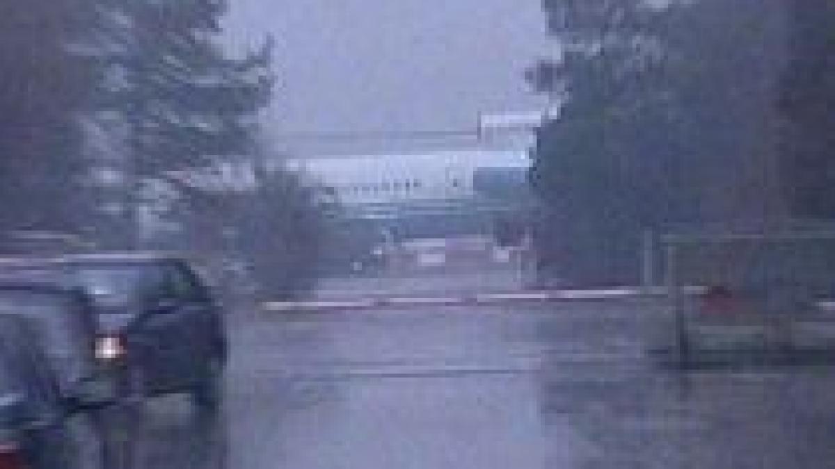 un avion tarom s a intors la bucuresti dupa ce nu a putut ateriza la iasi din cauza vremii