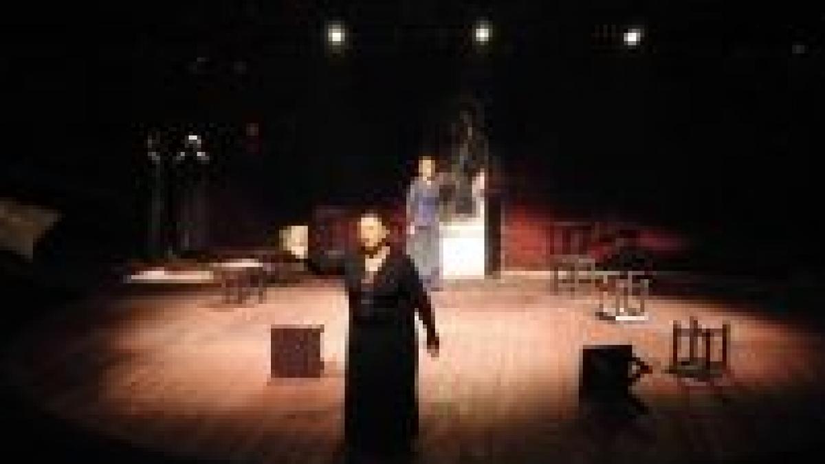 actrita mariana mihut a cazut de pe scena si a fost dusa la spitalul municipal