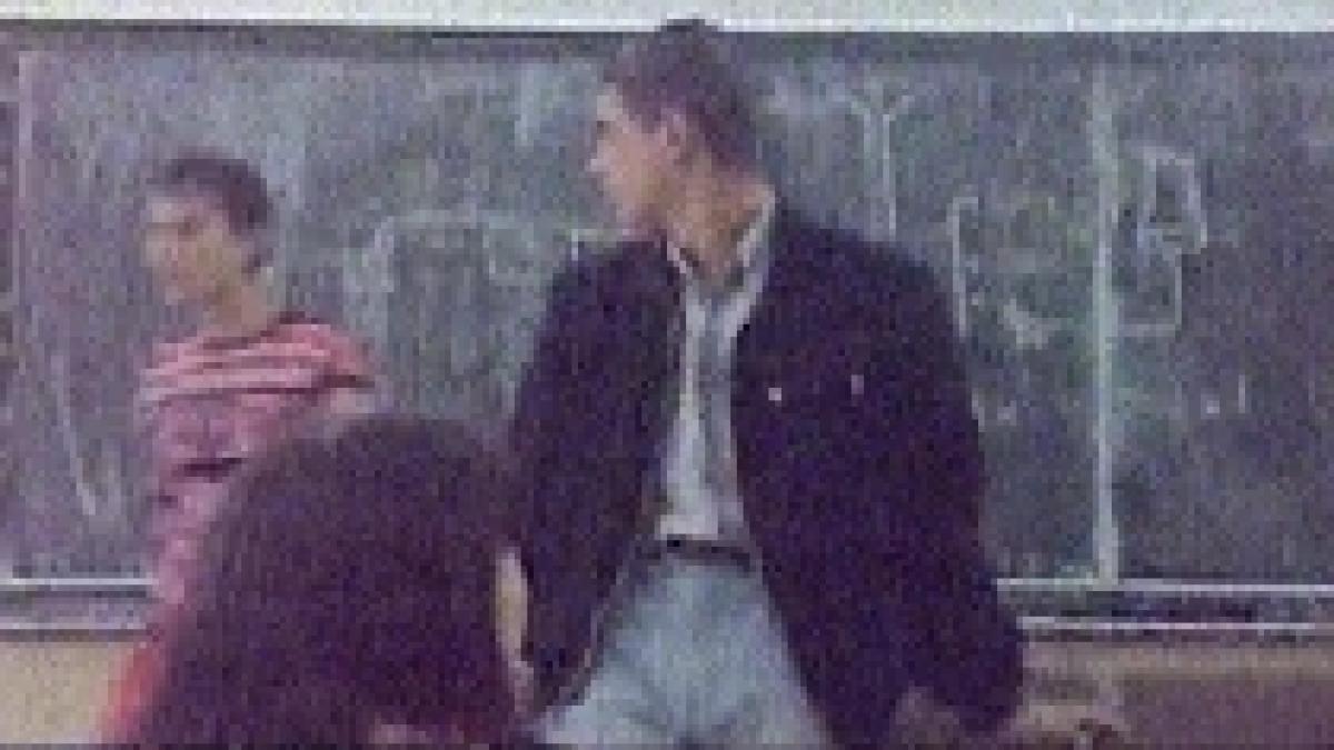 arad elev beat pe holurile liceului video