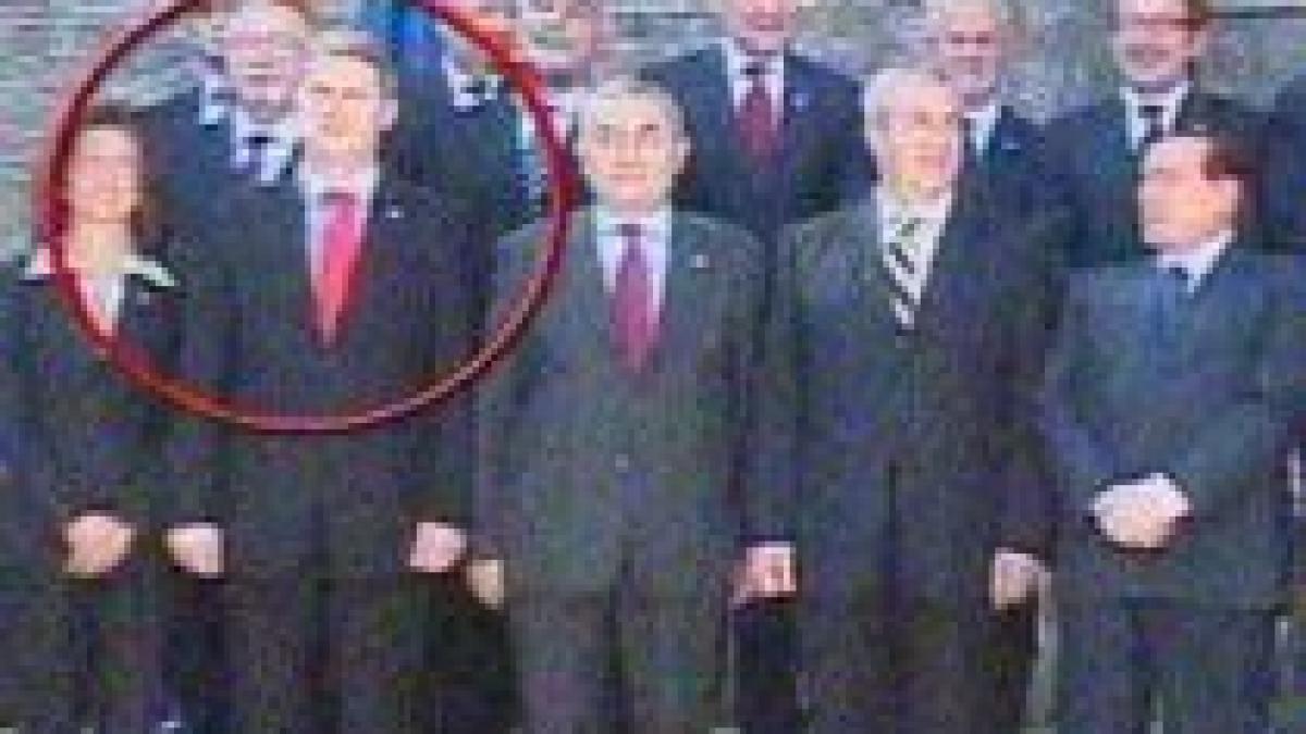 cravata rosie ca focul a lui predoiu i a sarit in ochi lui silvio berlusconi video