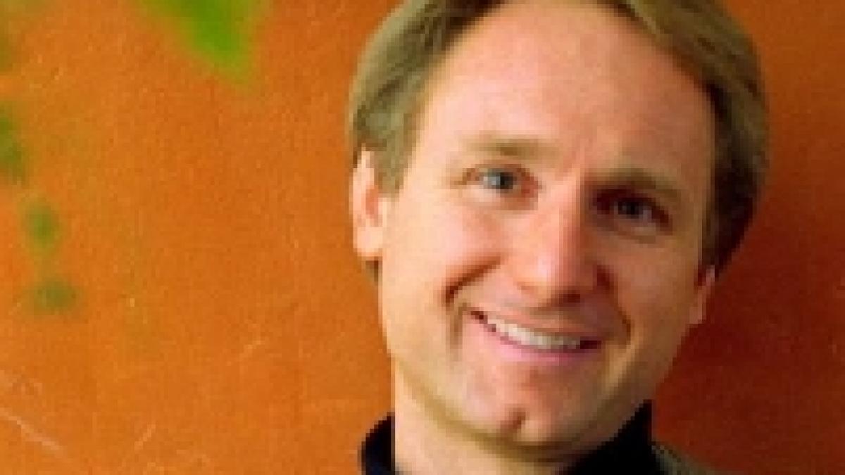 exclusiv dan brown autorul romanului codul lui da vinci vine in romania