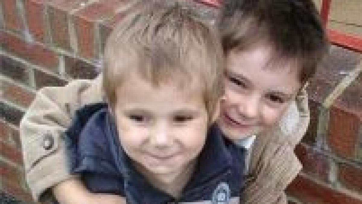 marea britanie doi copii au murit arsi iar mama este acuzata de neglijenta si omor